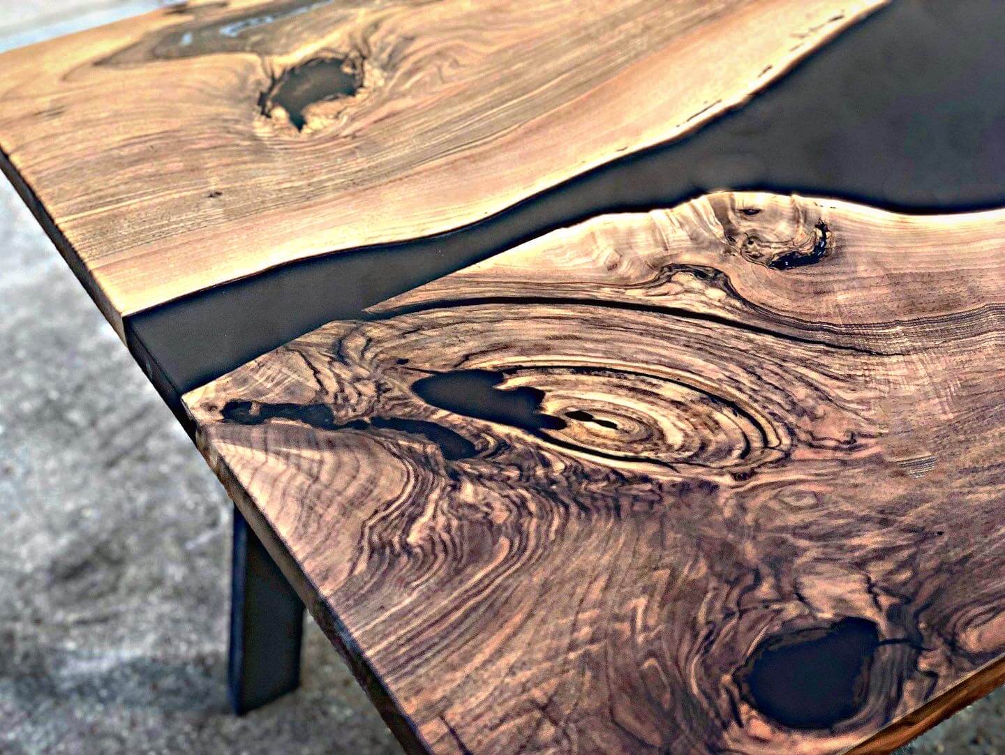 Distinto - Tavolo in legno e resina