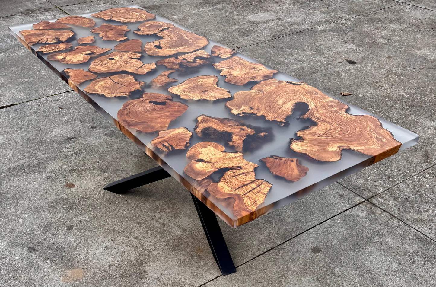 Fragma Satin - Tavolo da pranzo in legno e resina epossidica