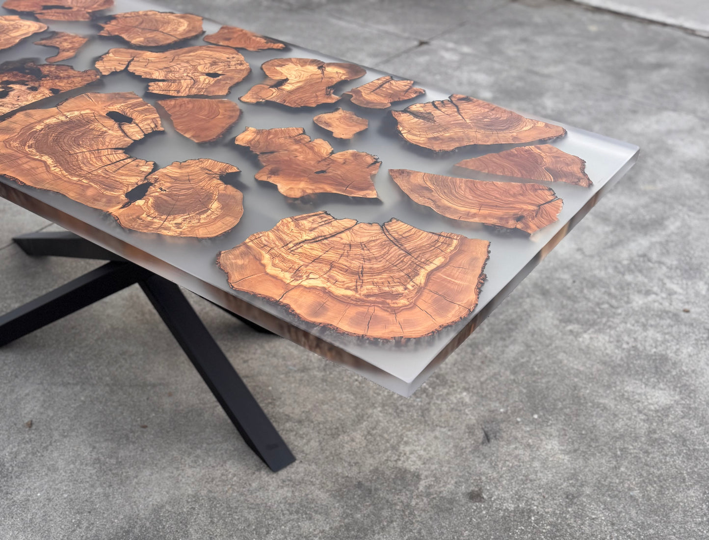 Fragma Satin - Tavolo da pranzo in legno e resina epossidica