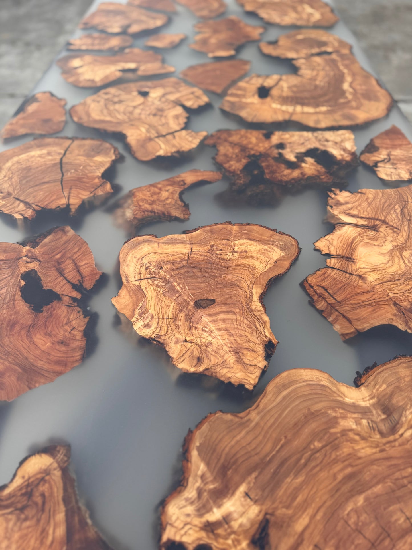 Fragma Satin - Tavolo da pranzo in legno e resina epossidica