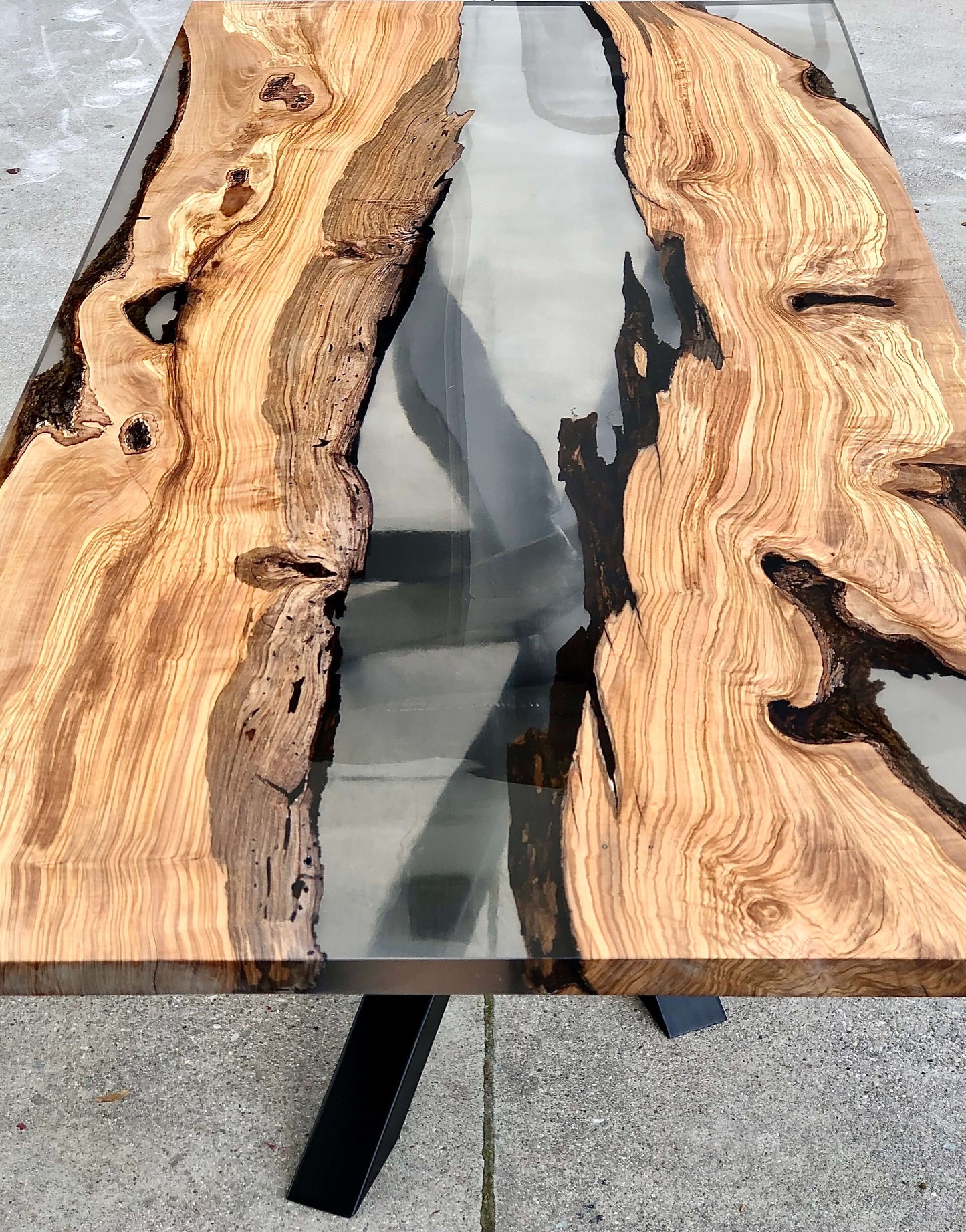 Olio - Tavolo in legno e resina