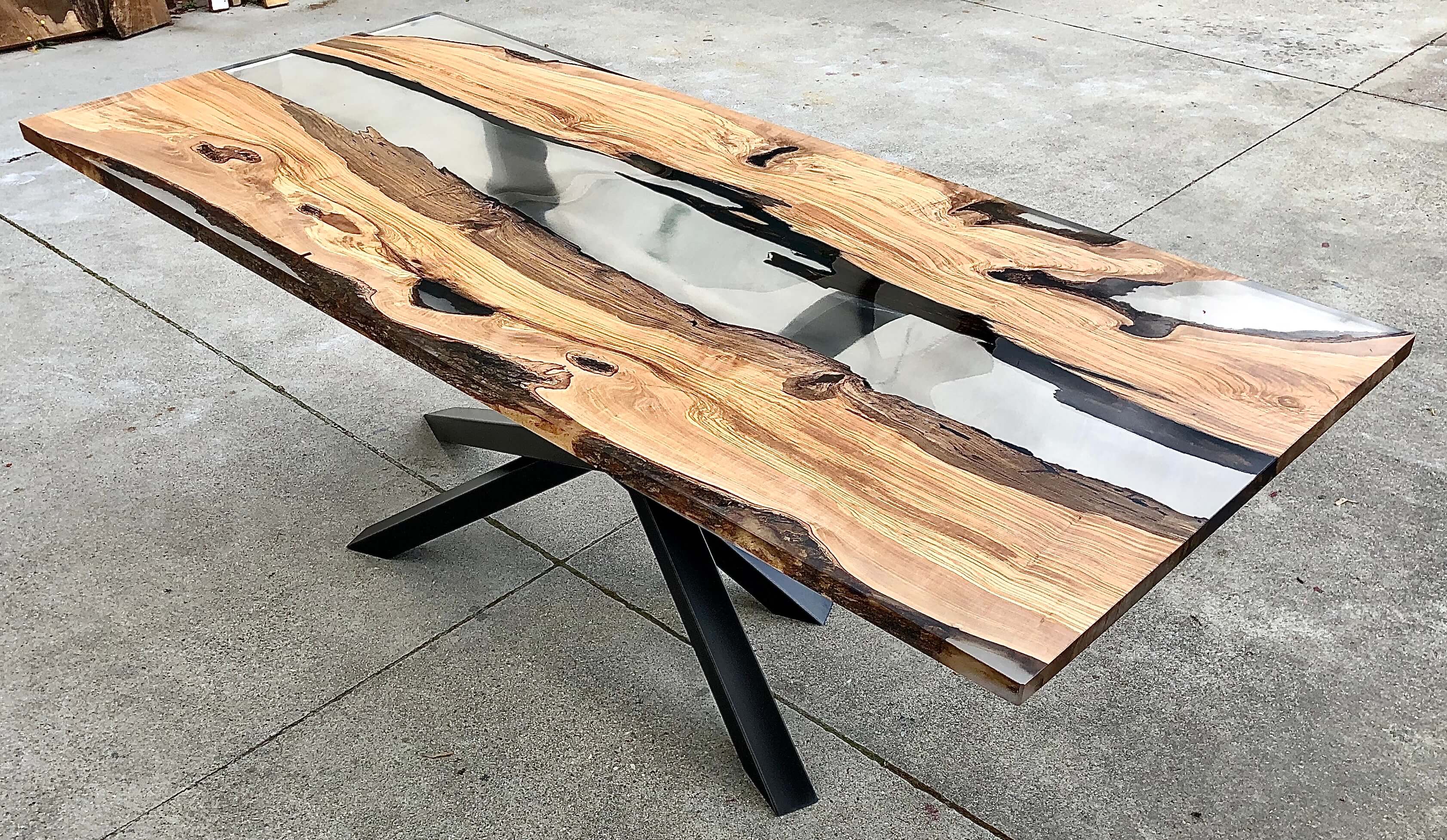Tavolino ANDHRA base impiallacciata in legno di bambù e resina Nera c