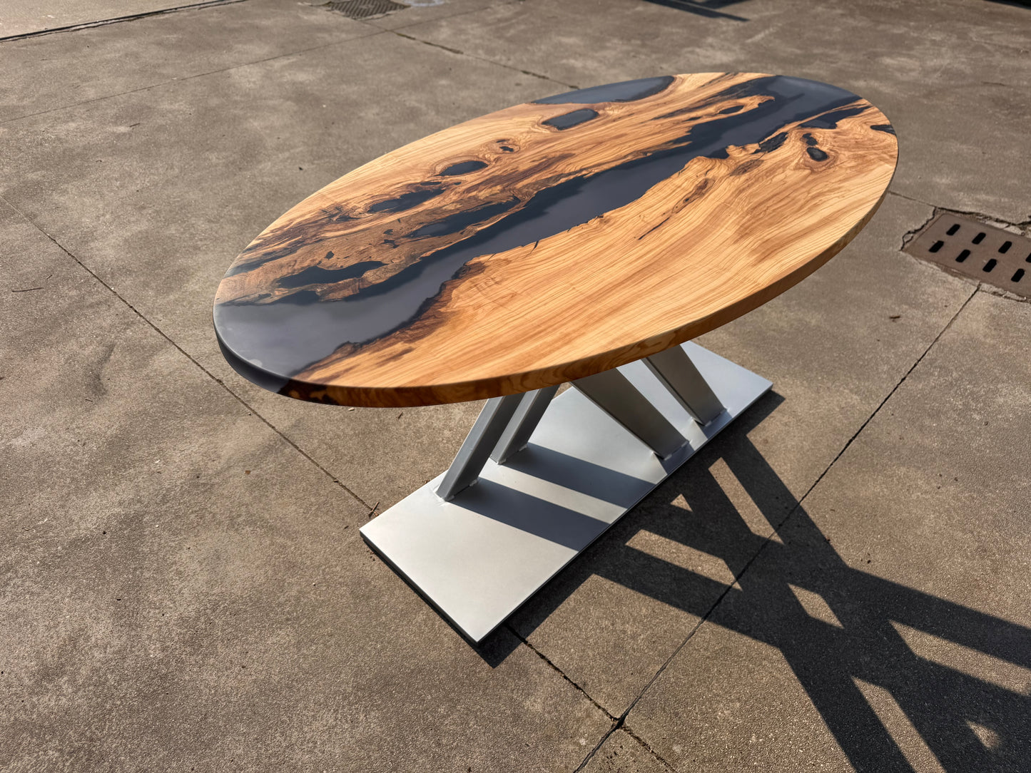 Aura - Tavolo da pranzo ovale in legno e resina epossidica