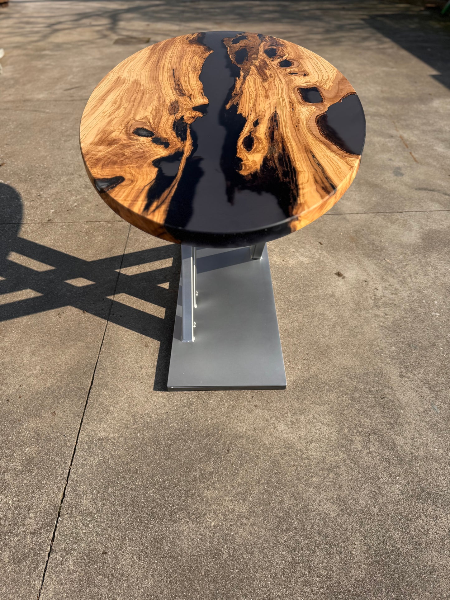 Aura - Tavolo da pranzo ovale in legno e resina epossidica