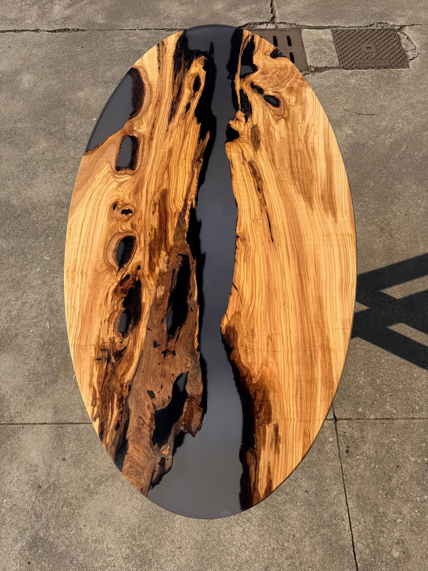 Aura - Tavolo da pranzo ovale in legno e resina epossidica