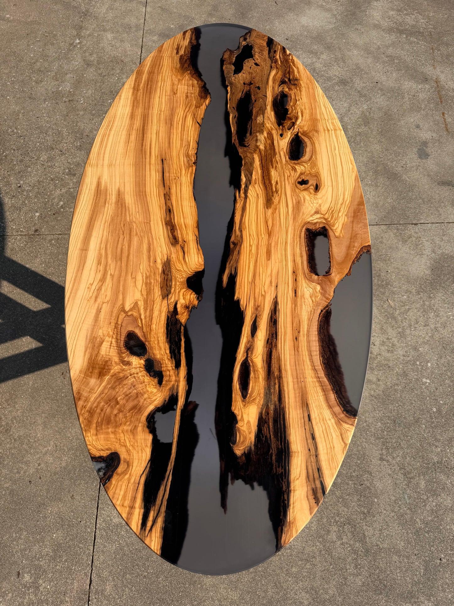 Aura - Tavolo da pranzo ovale in legno e resina epossidica