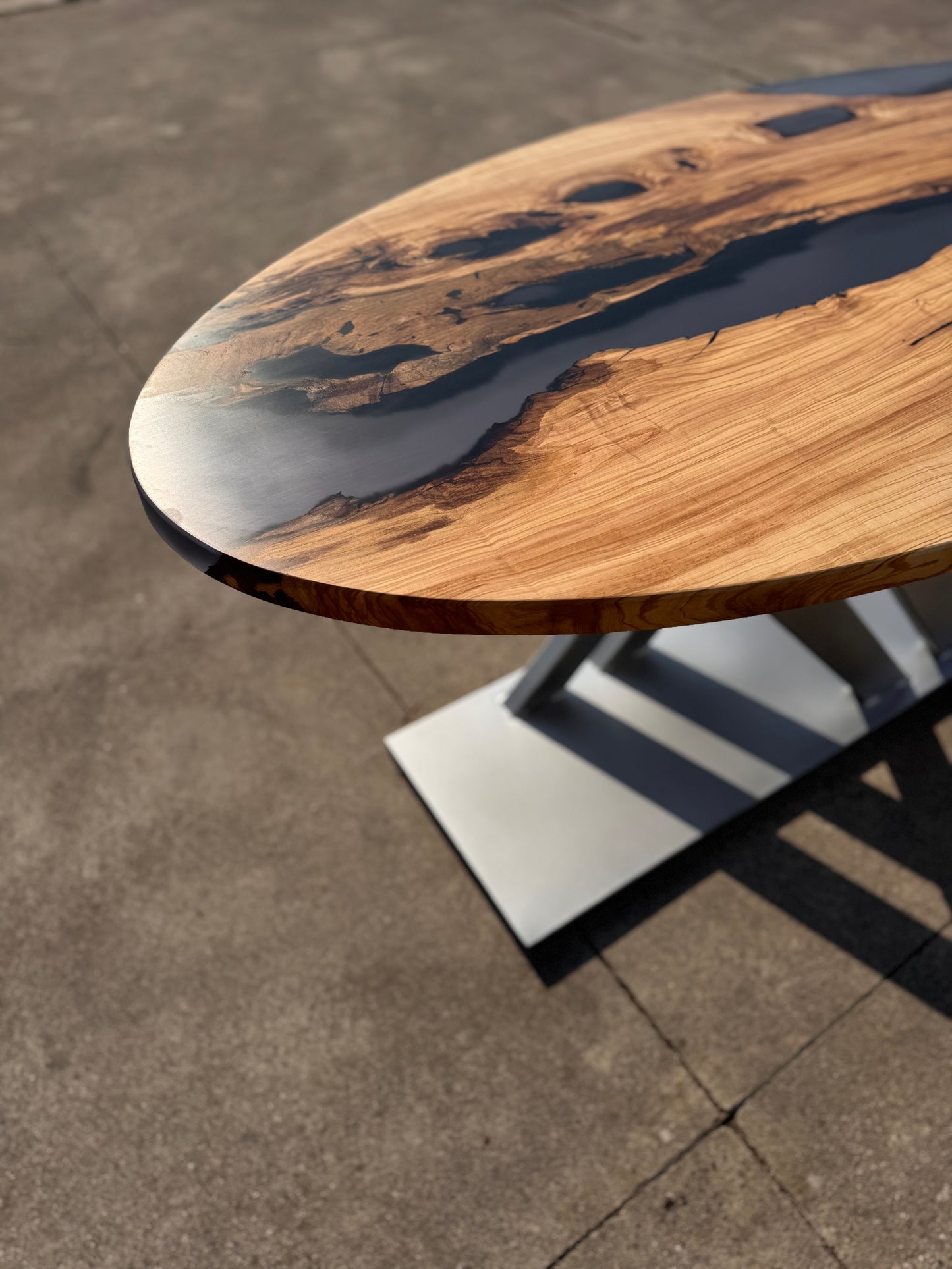 Aura - Tavolo da pranzo ovale in legno e resina epossidica