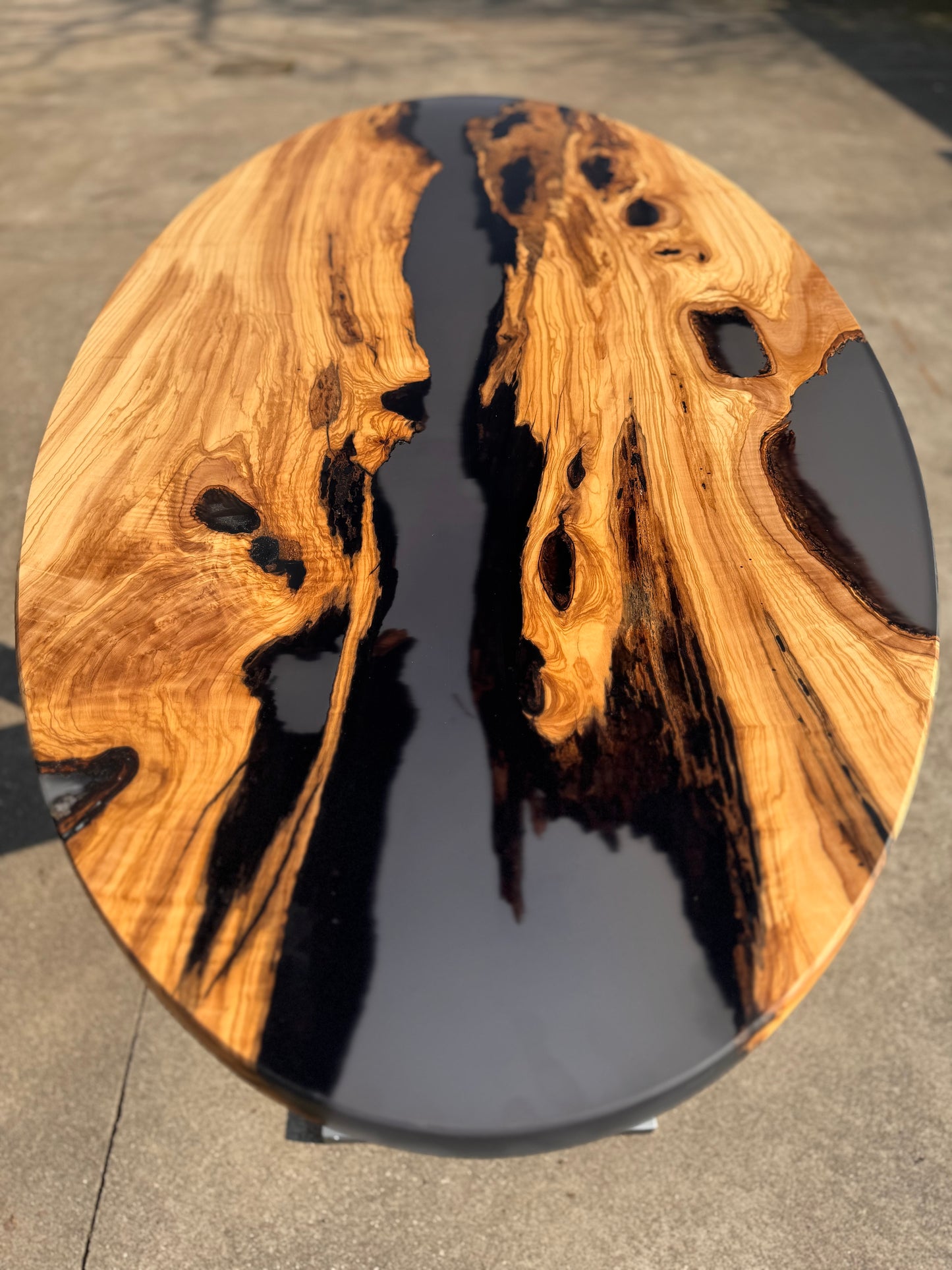 Aura - Tavolo da pranzo ovale in legno e resina epossidica