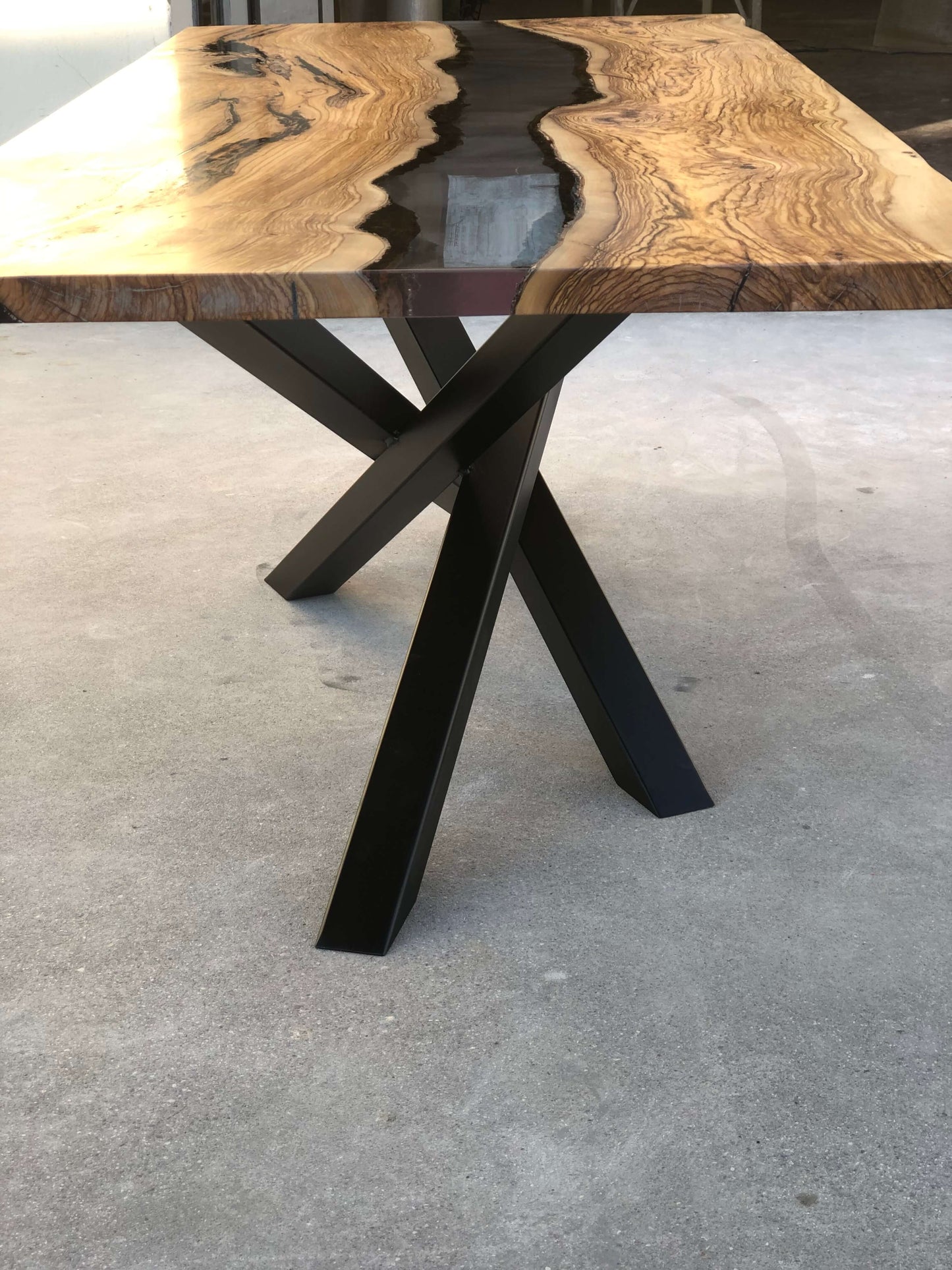 Olivia - Tavolo in legno e resina
