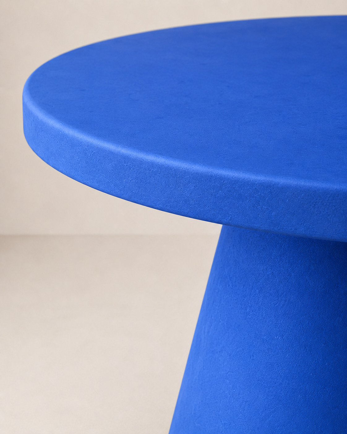 Cono - Tavolo rotondo in microcemento blu elettrico