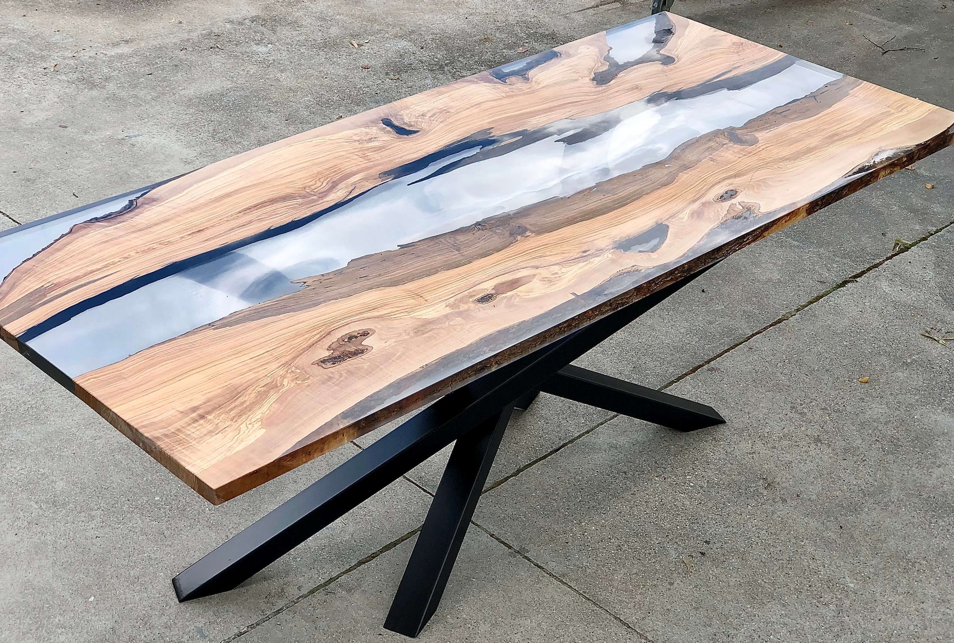 Olio - Tavolo in legno e resina