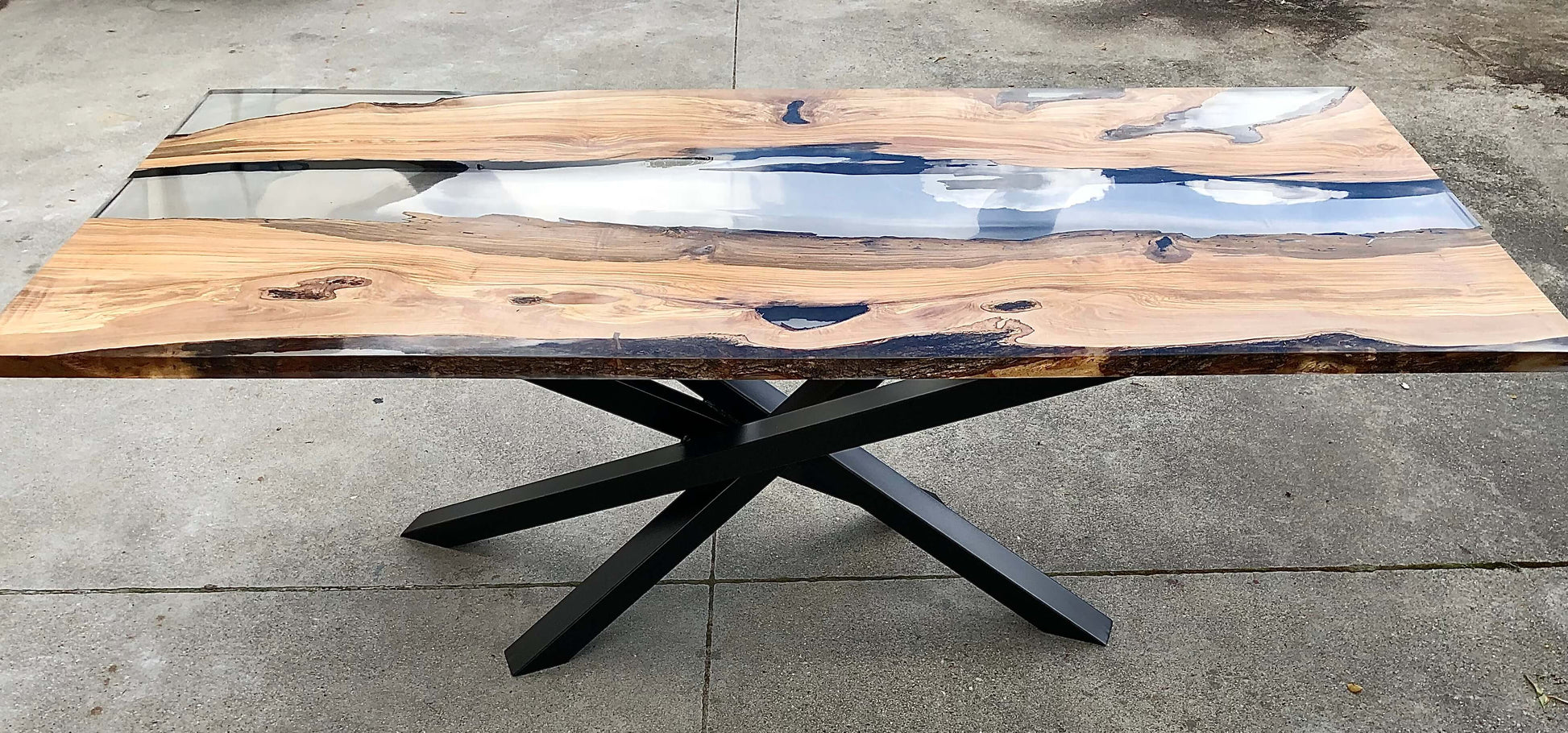 Olio - Tavolo in legno e resina su misura – Hood