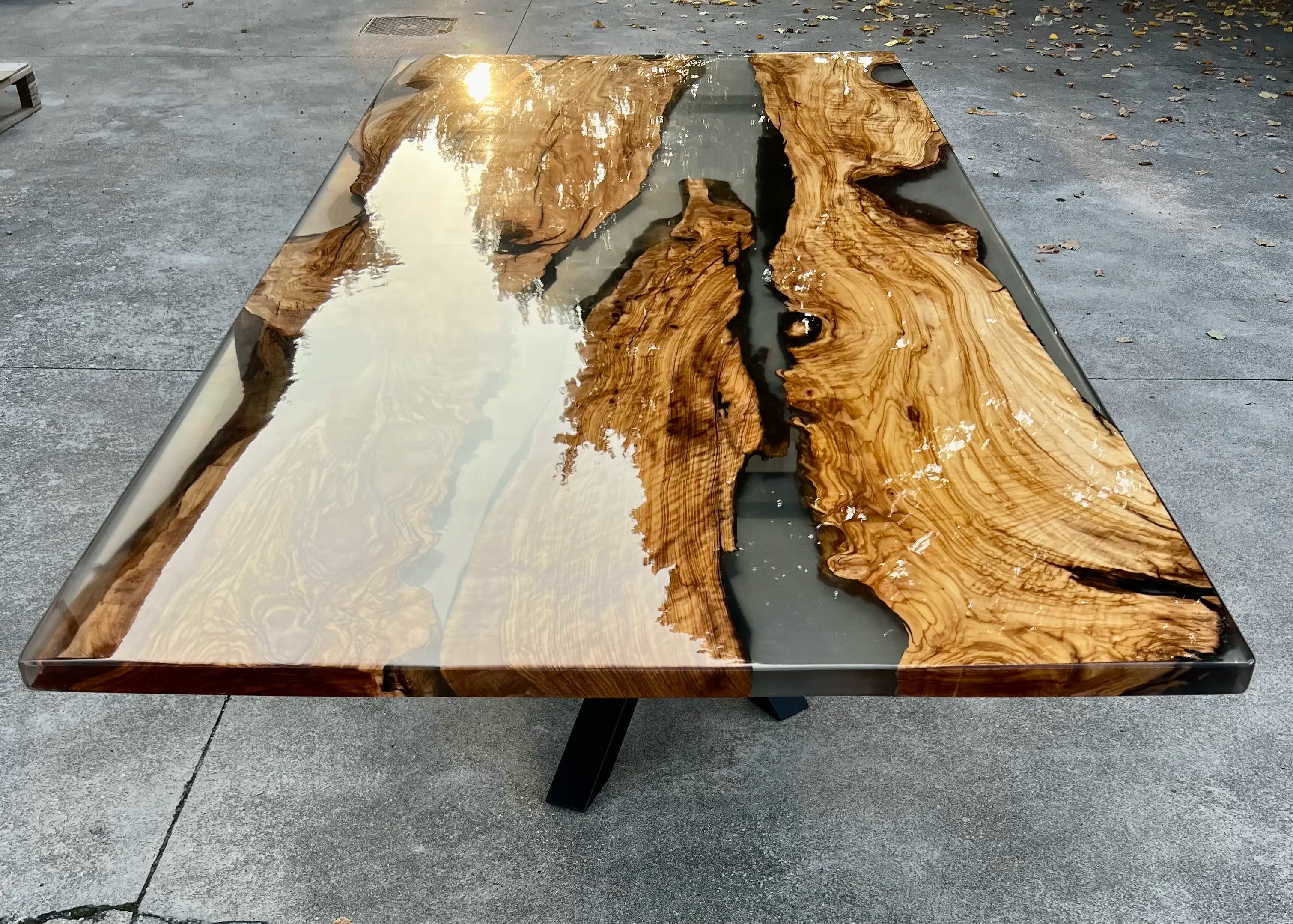 Limpeo - Tavolo da pranzo in legno e resina – Hood