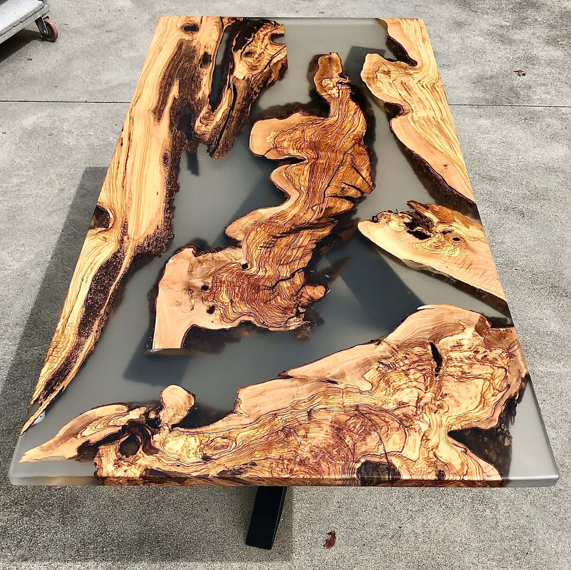 Landa - Tavolo in legno e resina