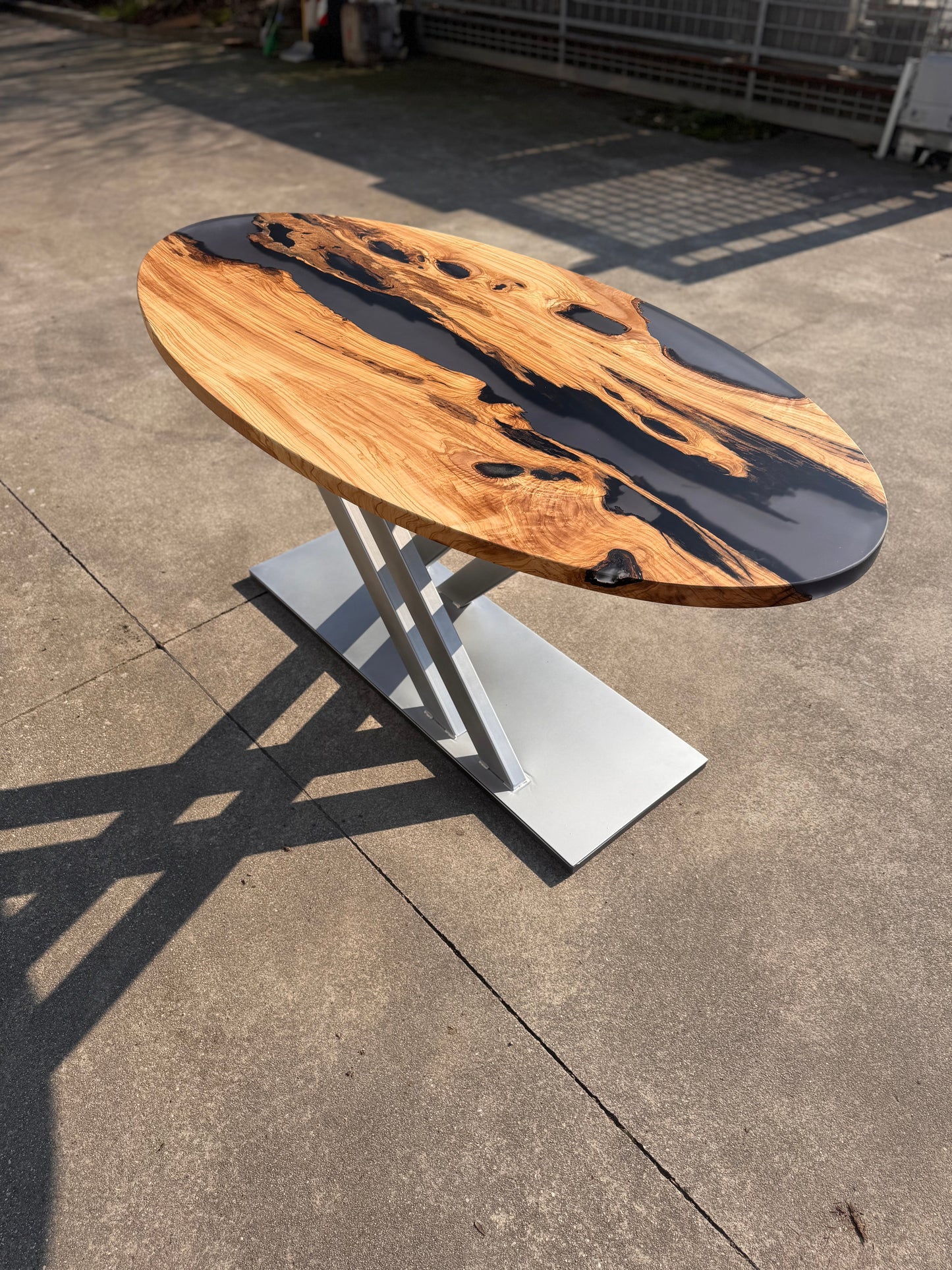 Aura - Tavolo da pranzo ovale in legno e resina epossidica