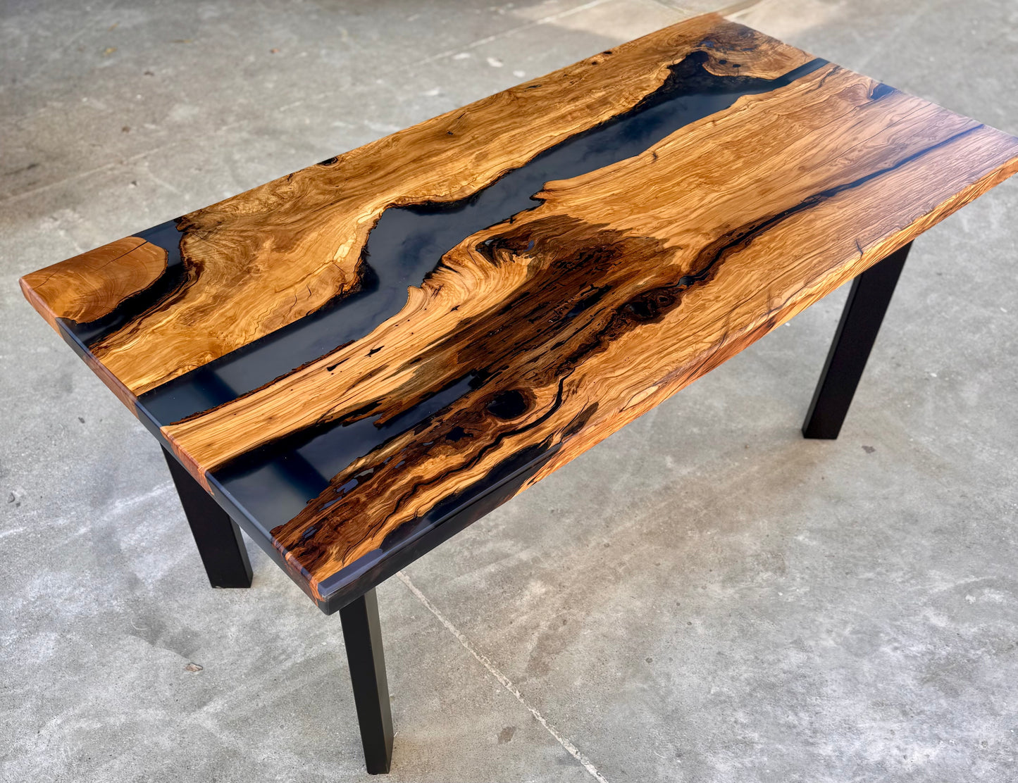 Volluto - Tavolo da pranzo in legno e resina