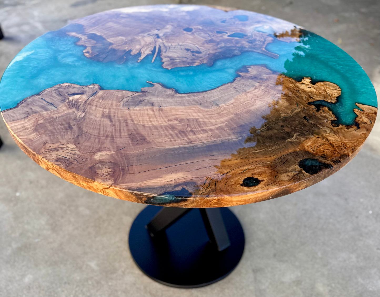 Braies - Tavolo da pranzo rotondo in legno e resina