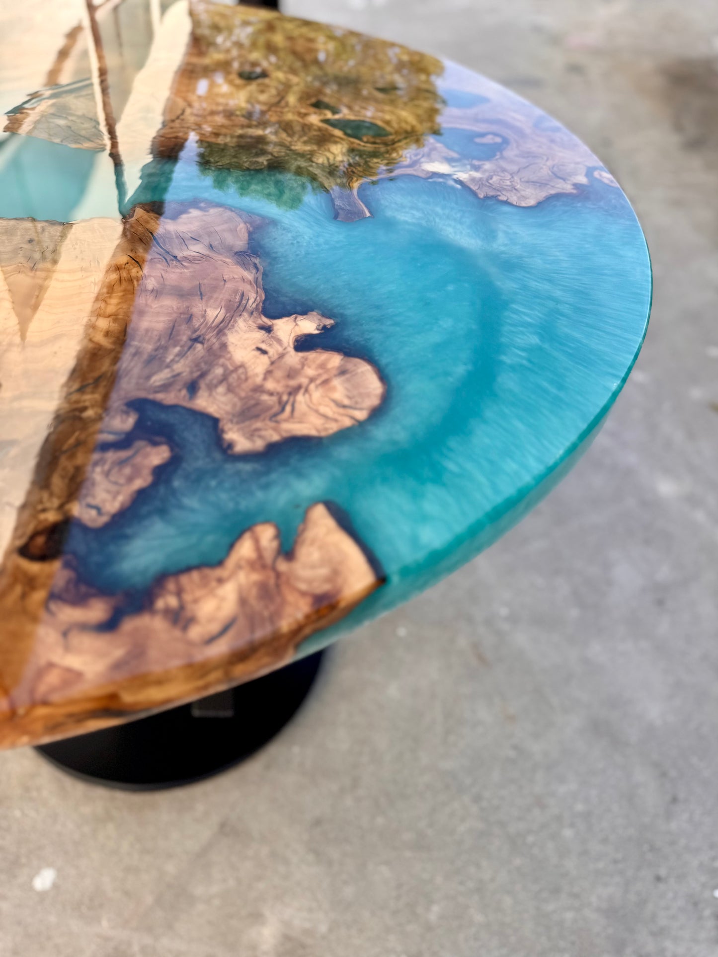 Braies - Tavolo da pranzo rotondo in legno e resina