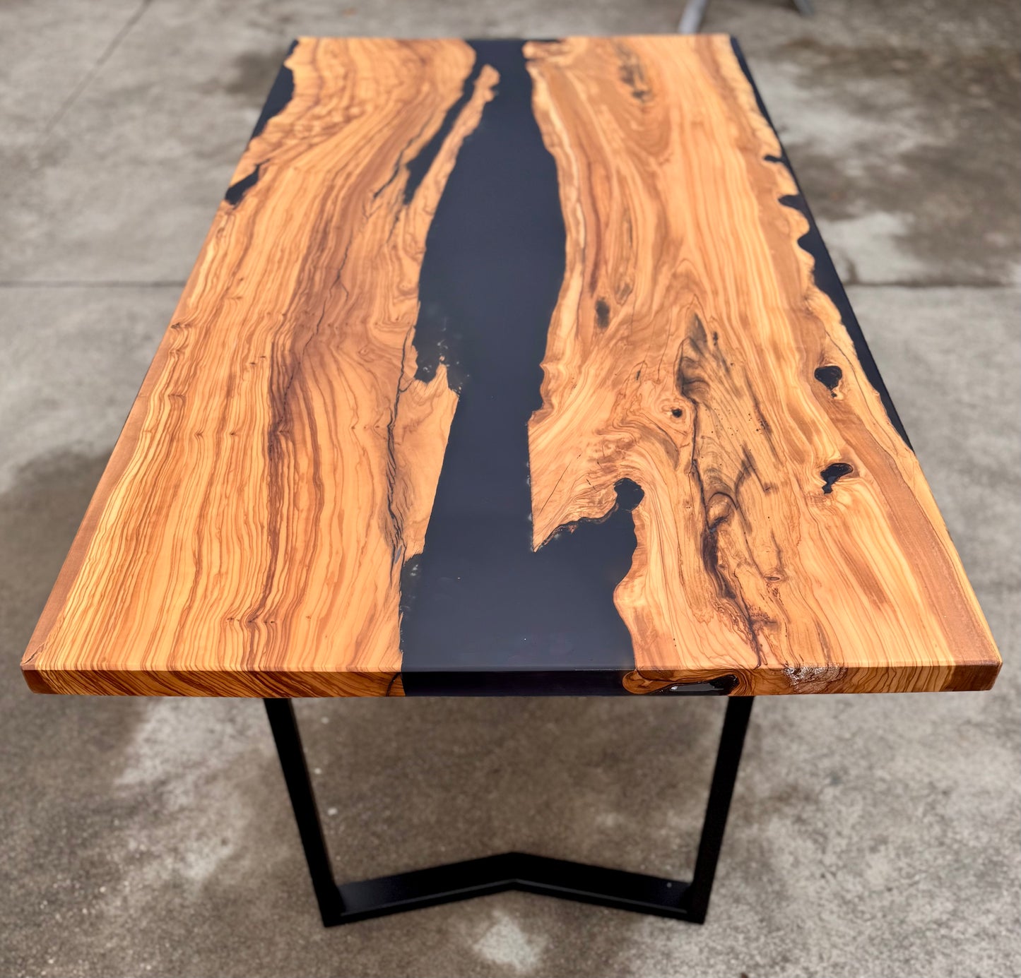 Elegante - Tavolo da pranzo in legno e resina