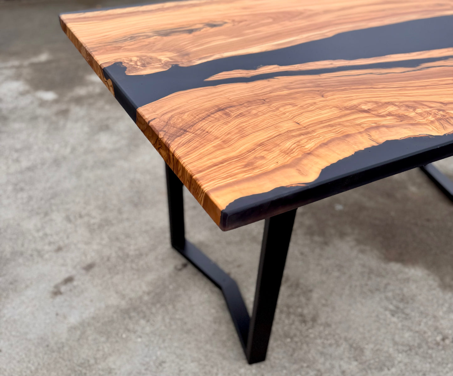 Elegante - Tavolo da pranzo in legno e resina