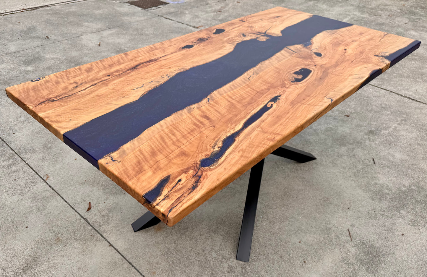 Notte - Tavolo da pranzo in legno e resina