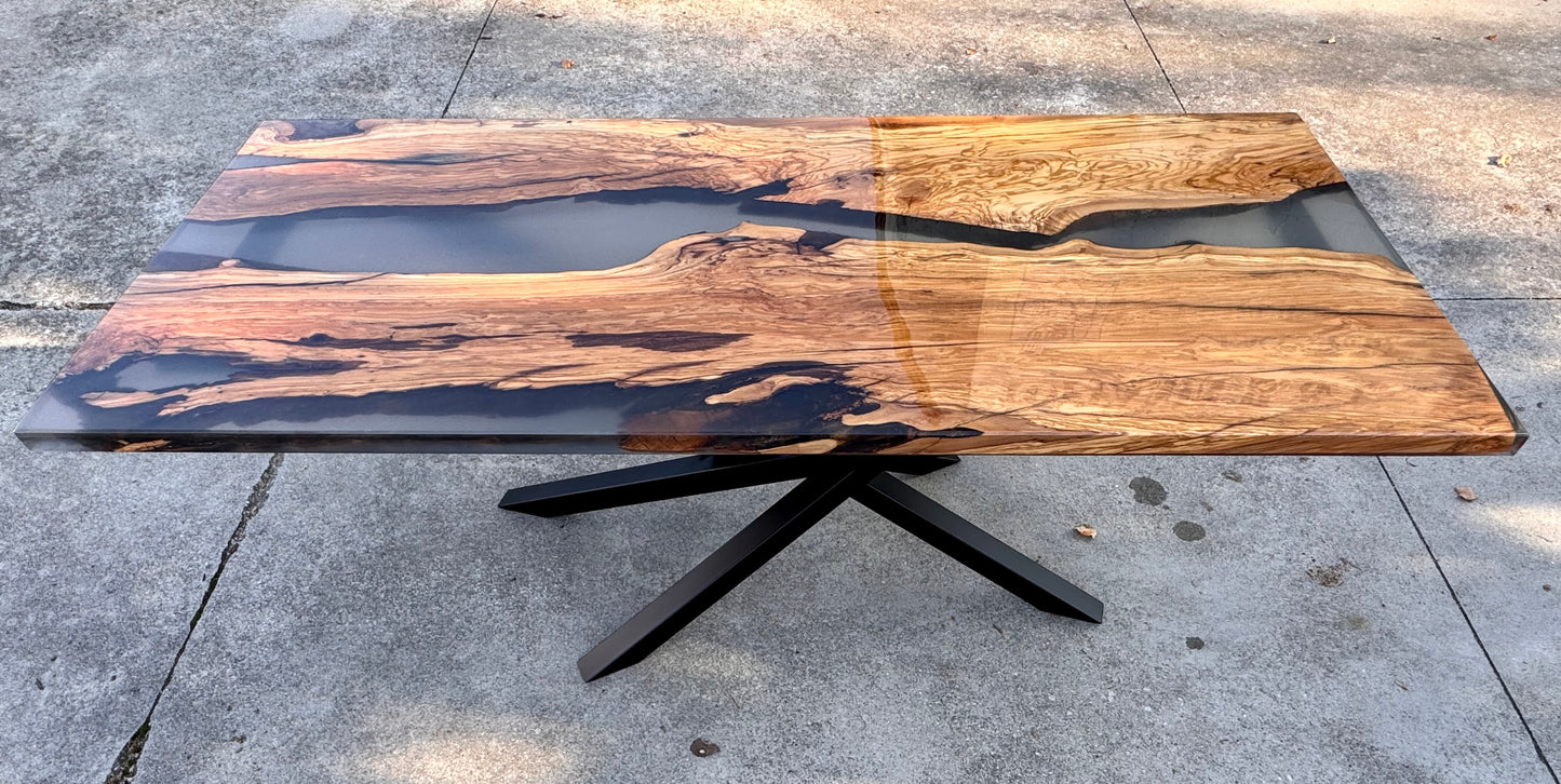 Prisma - Tavolo in legno e resina