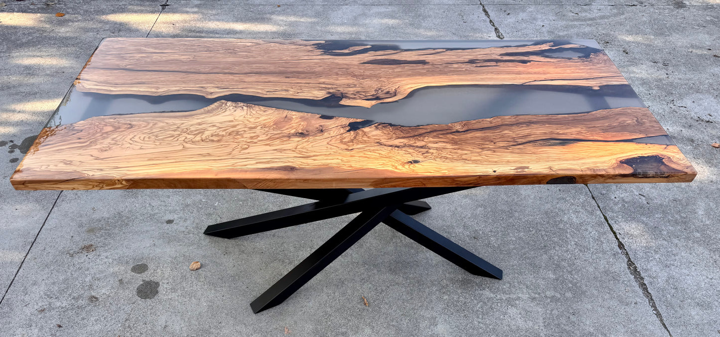 Prisma - Tavolo in legno e resina