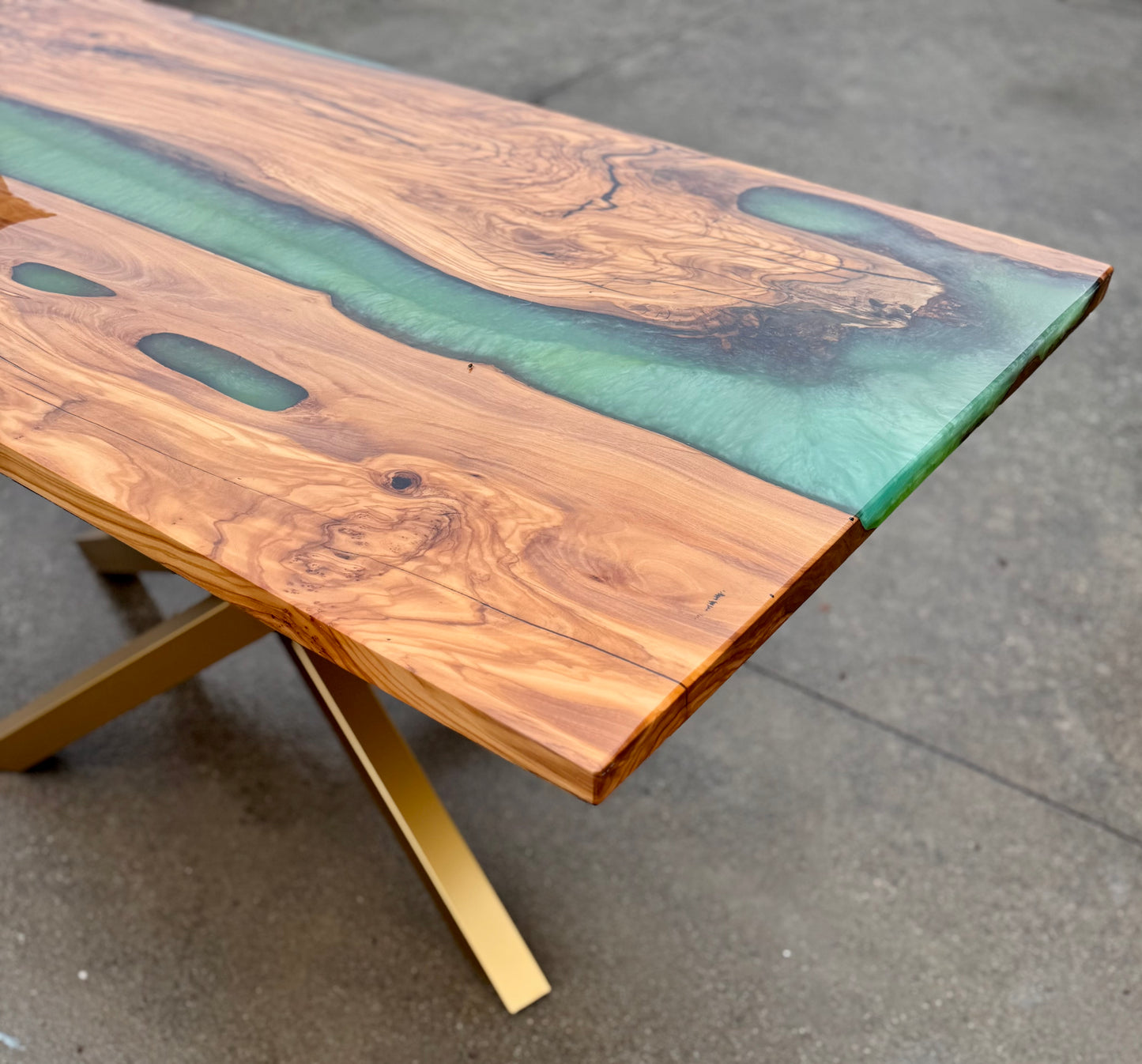 Verdana - Tavolo da pranzo in legno e resina epossidica