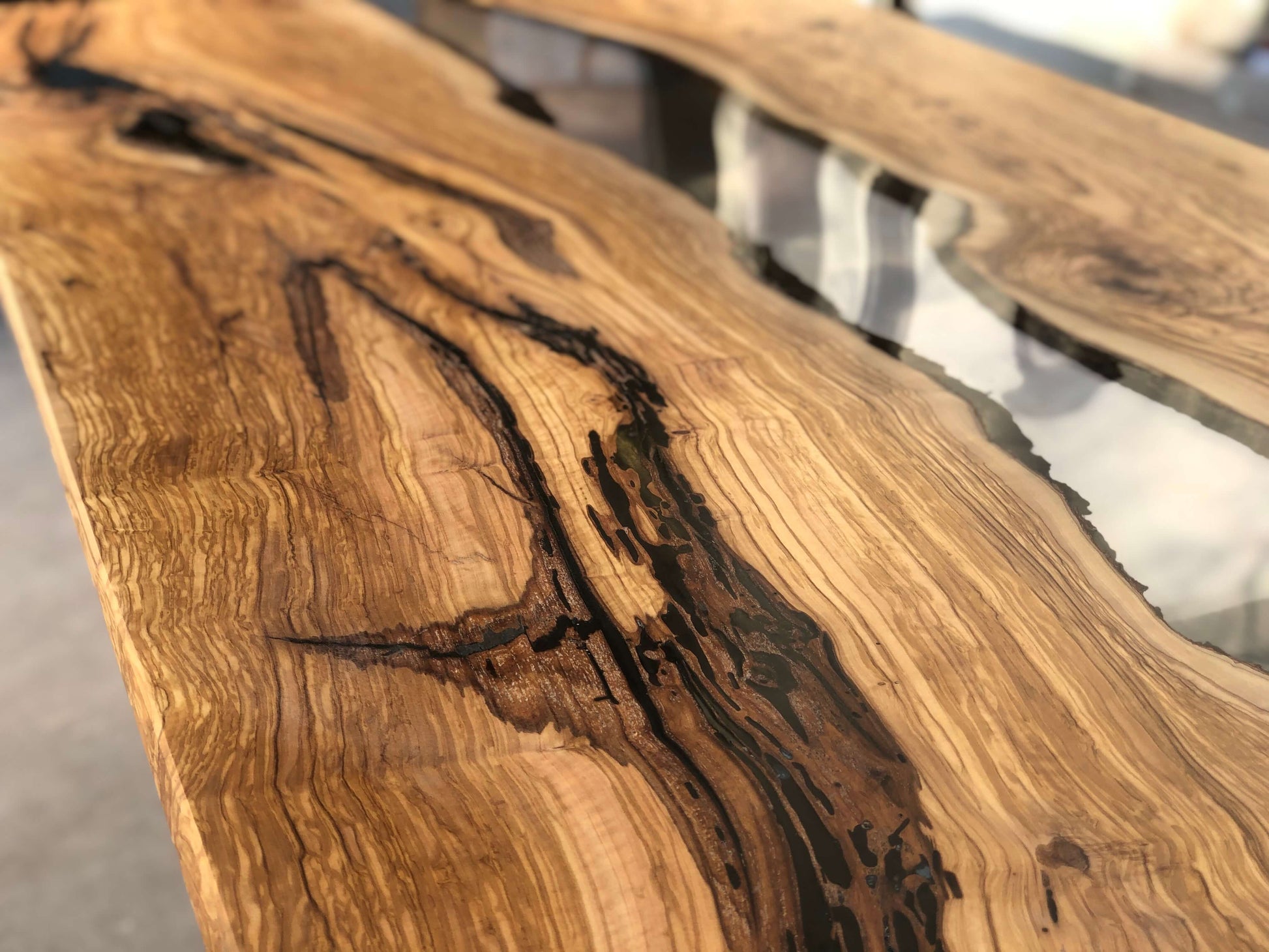 Olivia - Tavolo in legno e resina