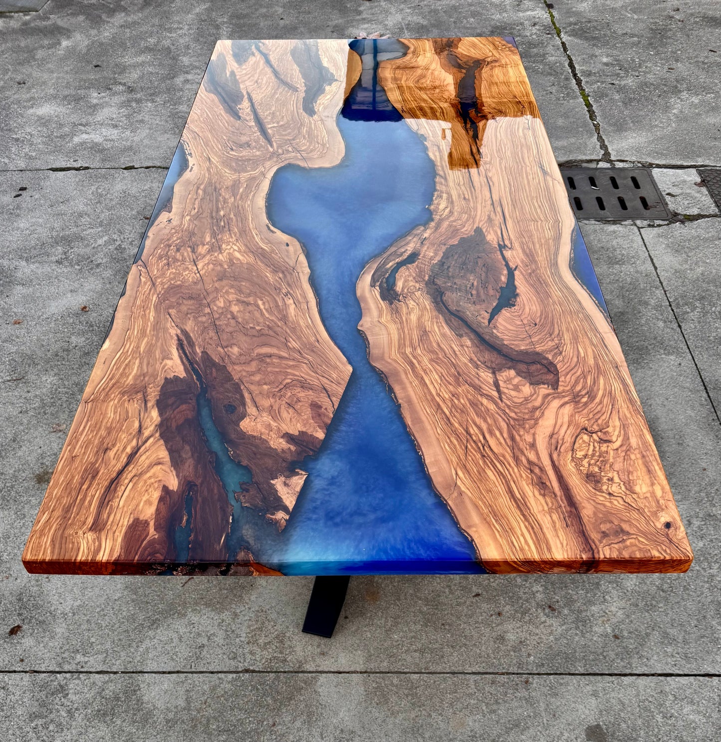 River Table in resina blu elettrica e legno di ulivo 