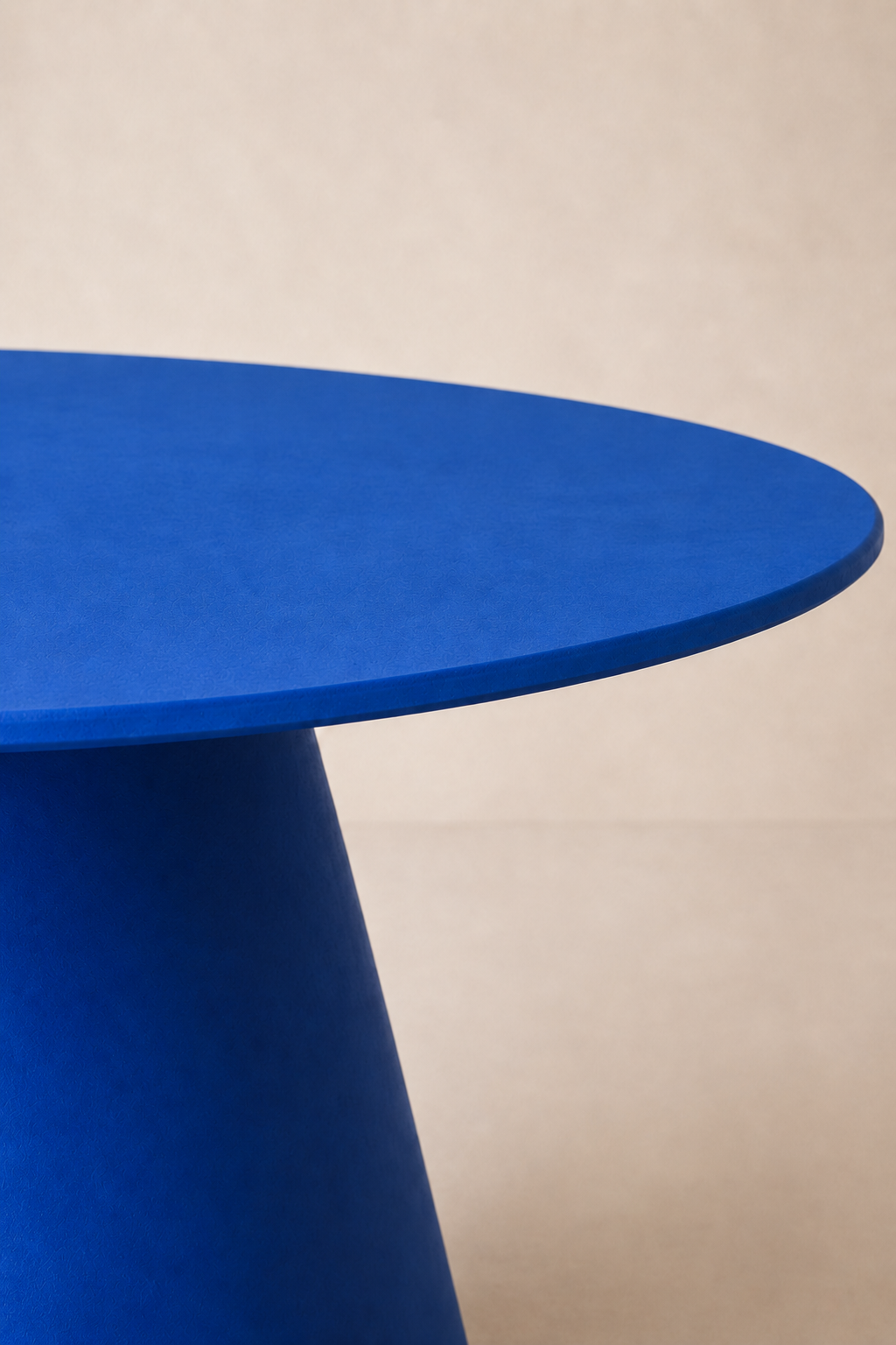 Evo - Tavolo ovale in microcemento blu elettrico