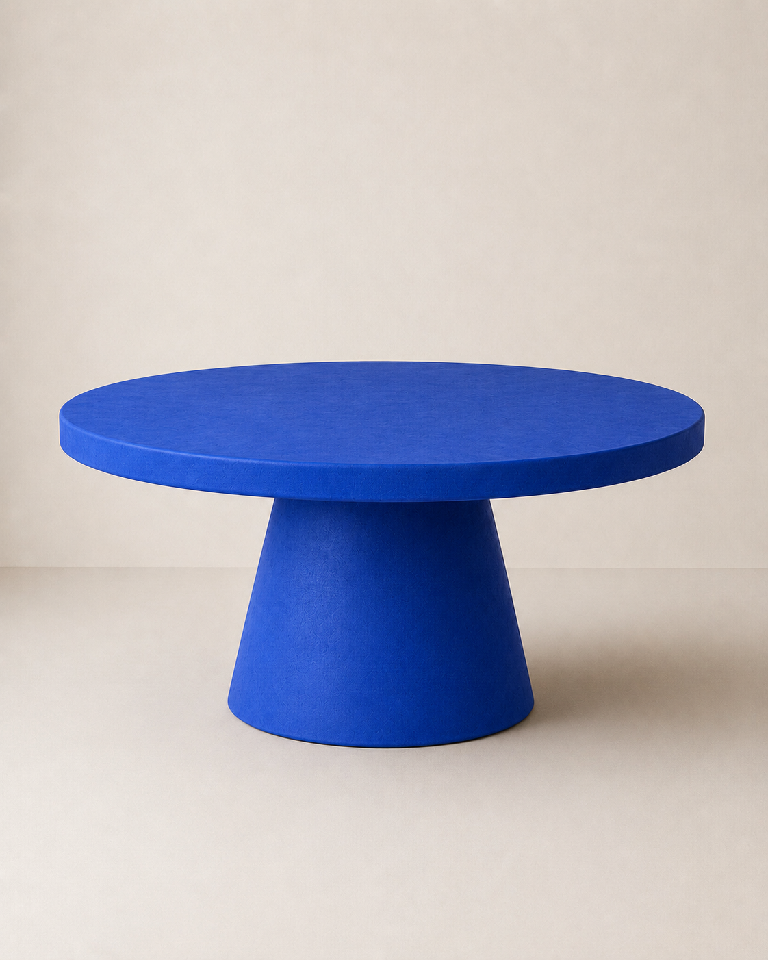 Cono - Tavolo rotondo in microcemento blu elettrico