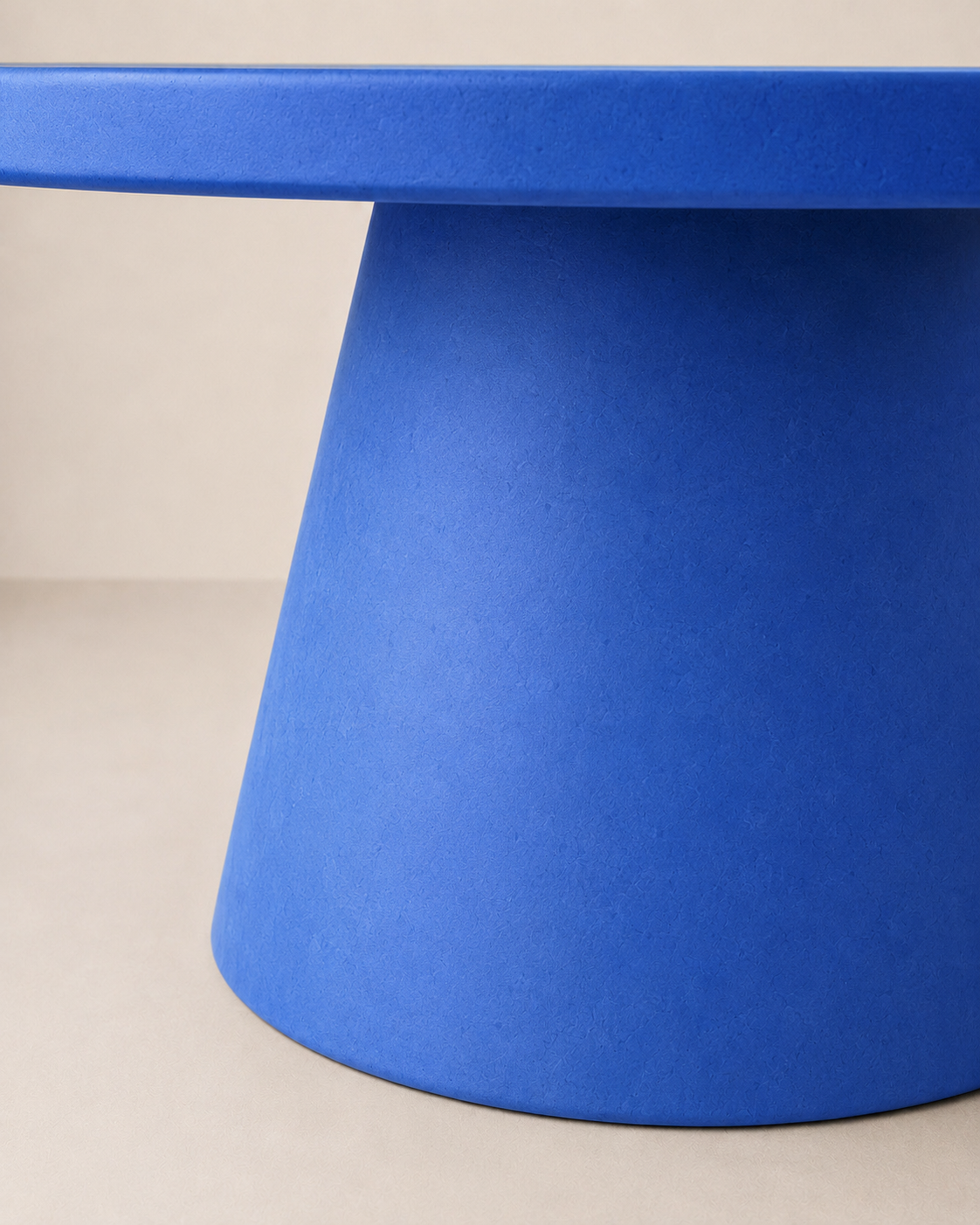 Cono - Tavolo rotondo in microcemento blu elettrico