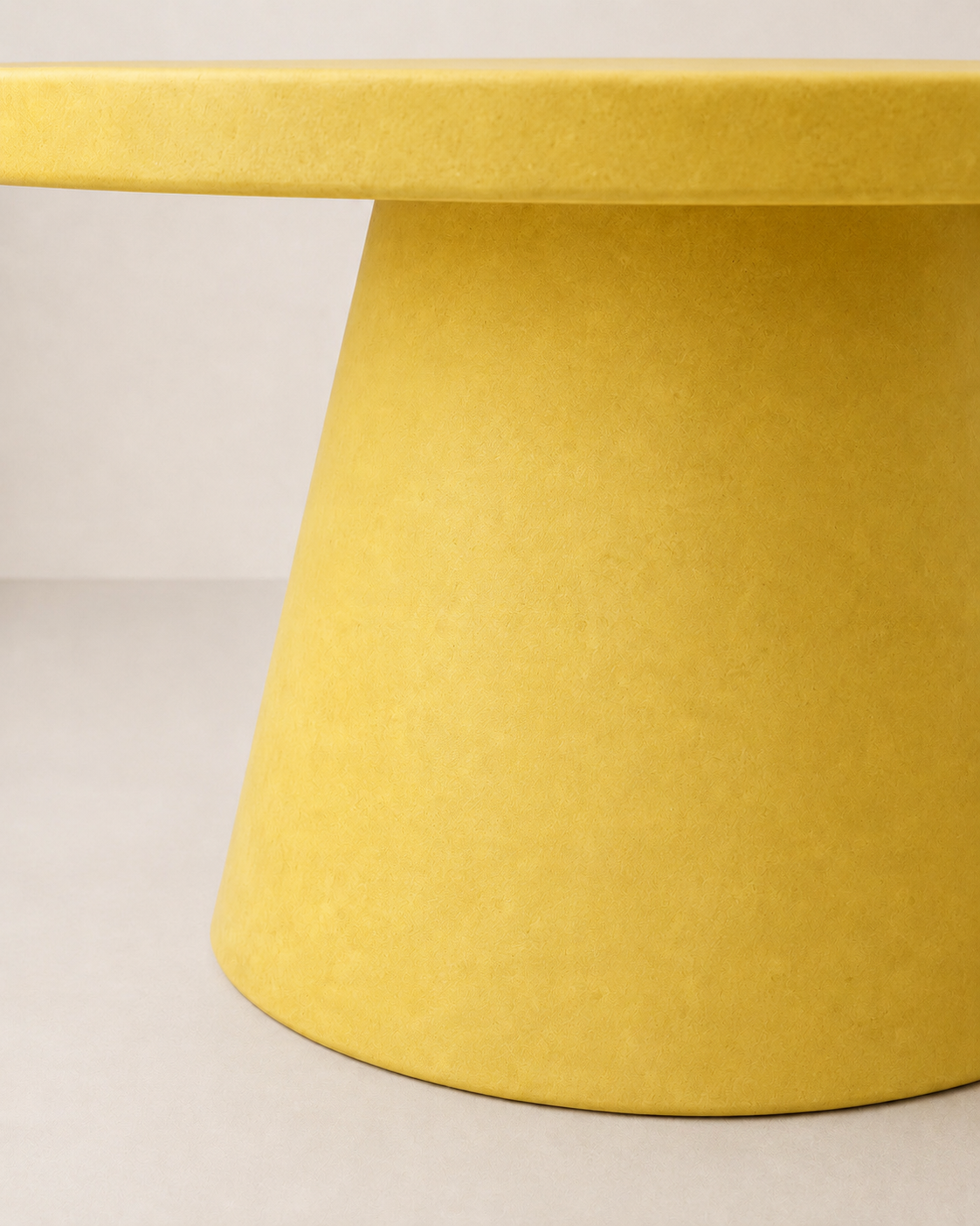 Cono - Tavolo rotondo in microcemento giallo limone