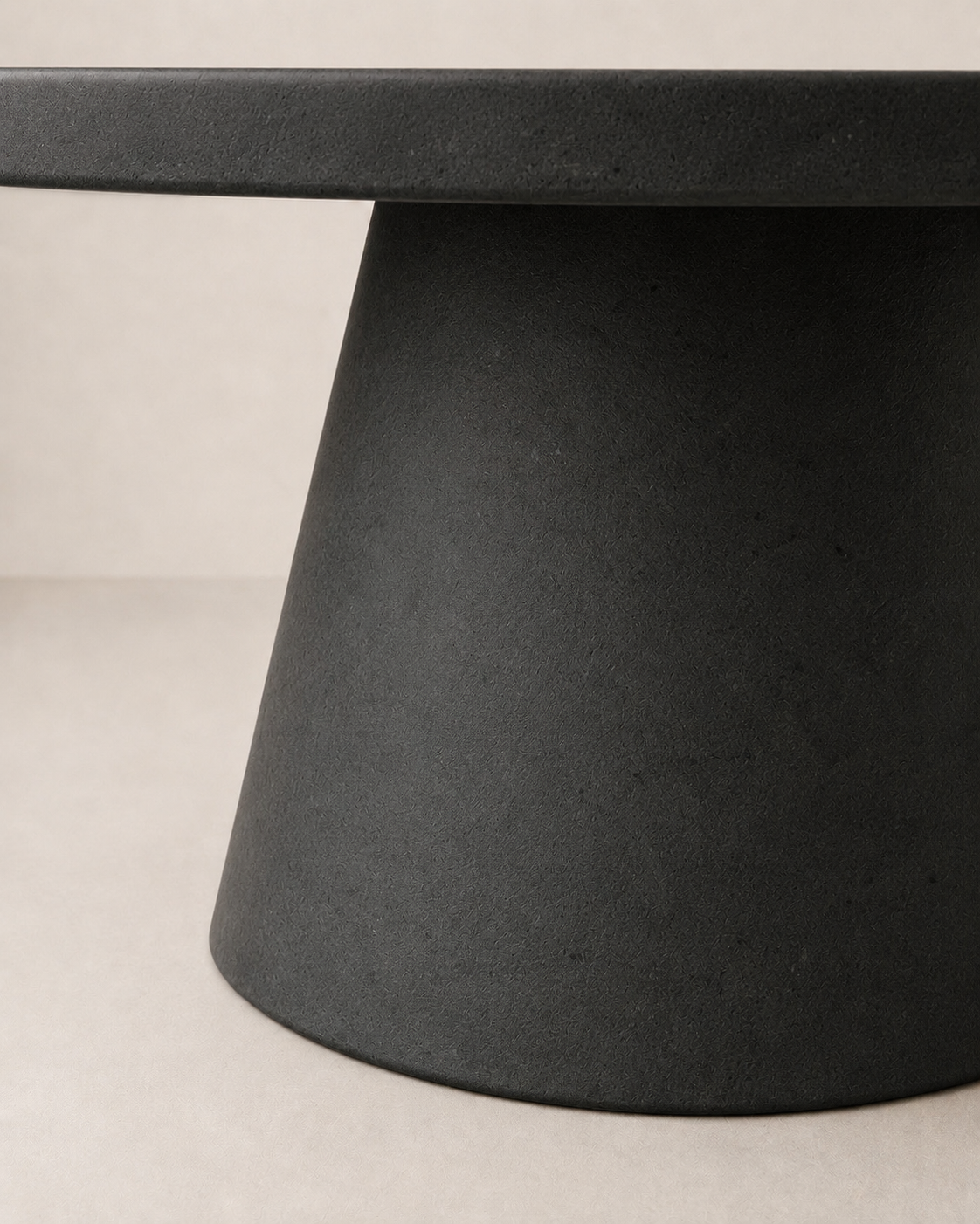 Cono - Tavolo rotondo in microcemento nero grafite