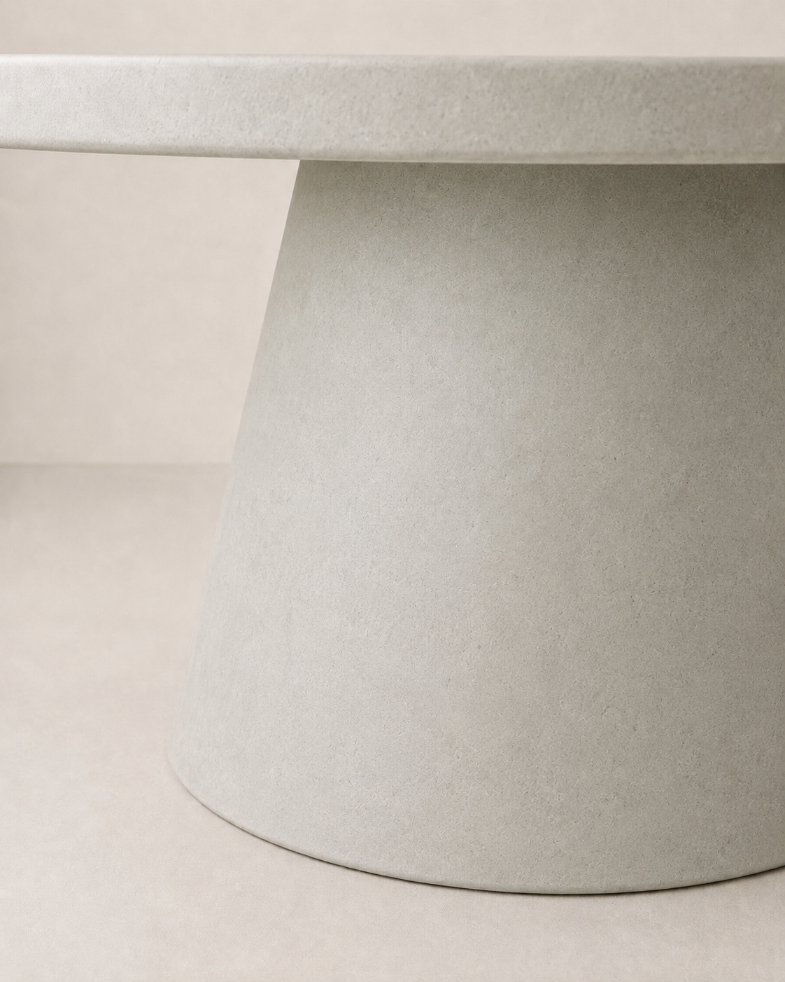 Cono - Tavolo rotondo in microcemento grigio calce