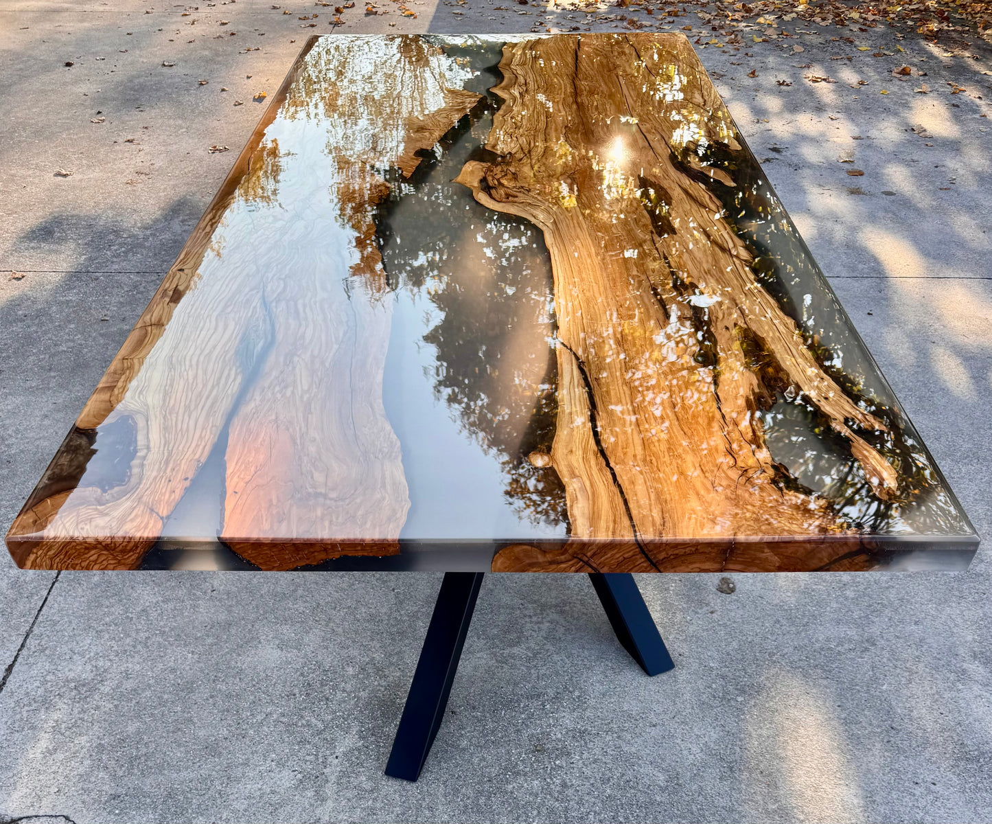 River Table in legno e resina lucidato a mano
