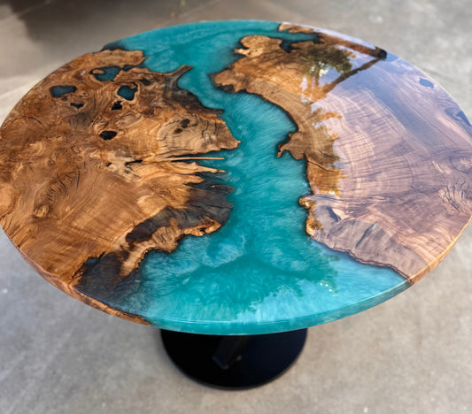 Tavolo in radica di ulivo e resina azzurra su misura