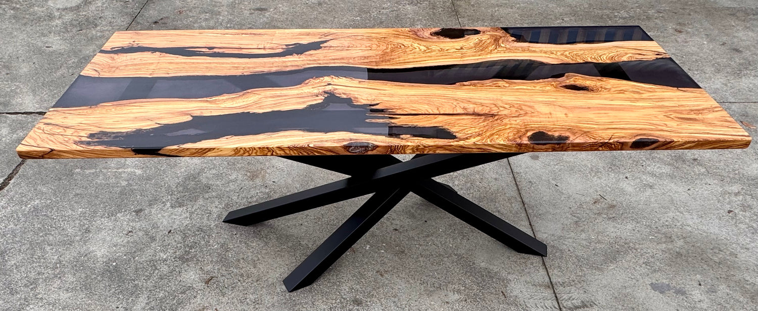 Tavolo in legno di ulivo e resina epossidica  nera fumee