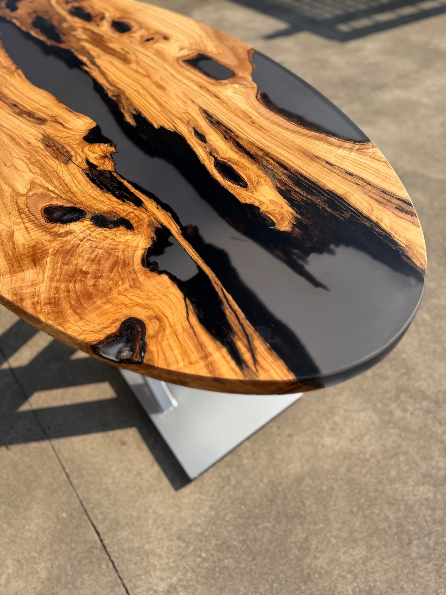 Tavolo in legno di ulivo e resina epossidica fumee ovale