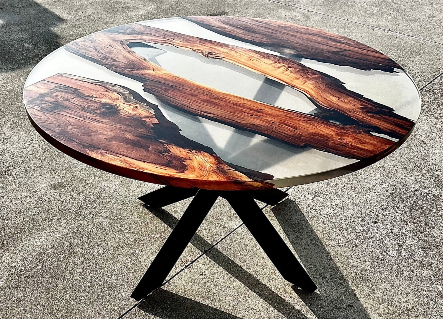 Tavolo in legno di tasso resina trasparente 