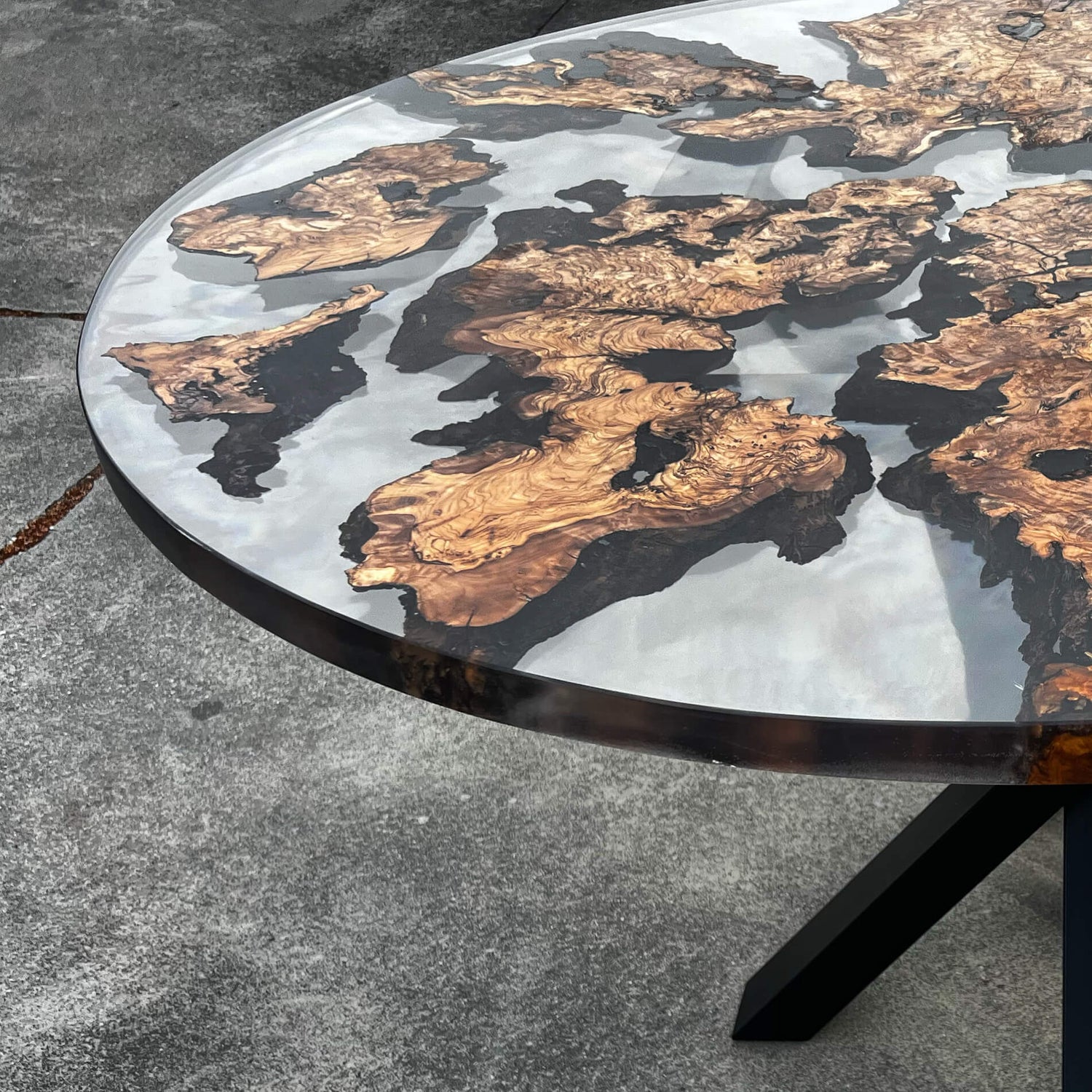 Tavolo su misura in legno di ulivo e resina epossidica