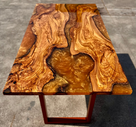 Tavolo in legno di ulivo e resina epossidica fatto a mano e su misura